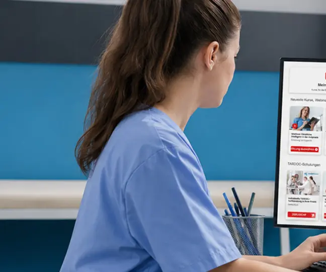 MPA macht eine Schulung am Computer