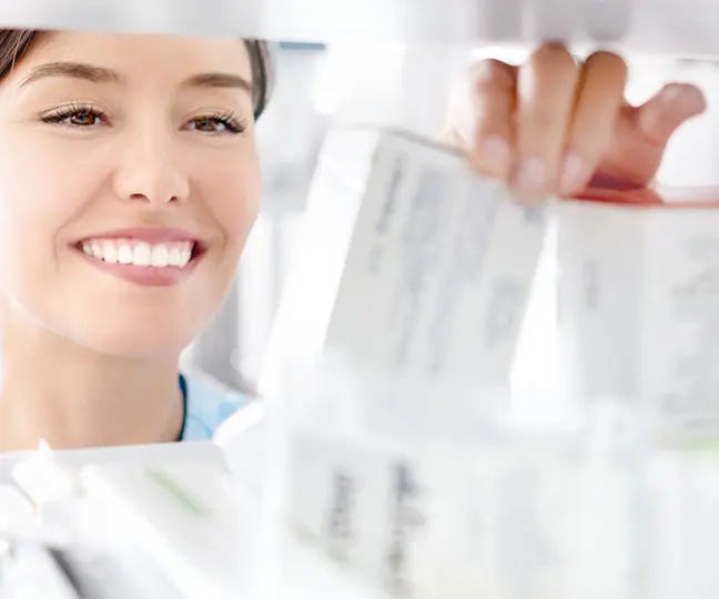 MPA sortiert Medikamente in der Praxisapotheke