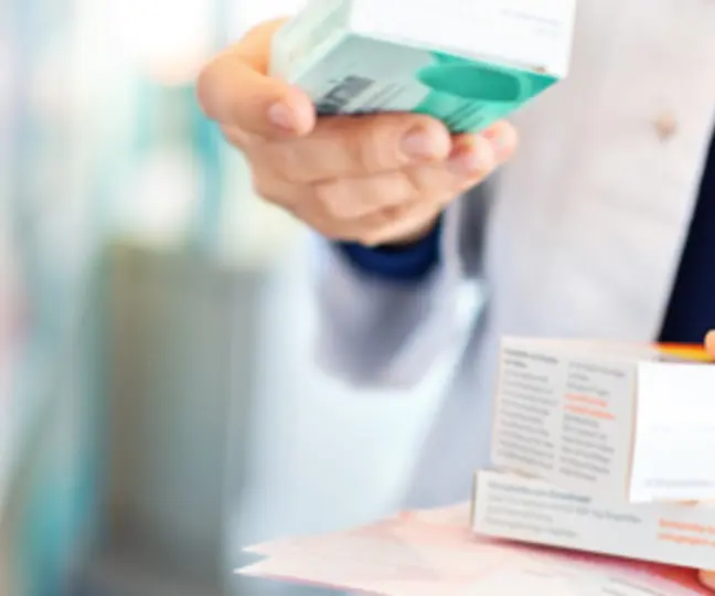 Médecin avec plusieurs médicaments dans les mains