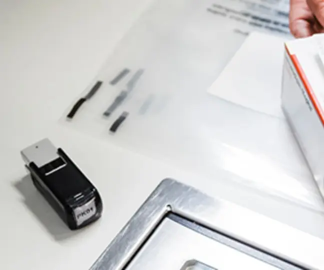 Medikamentenpackung, die mit Einnahmeinformationen beklebt wird