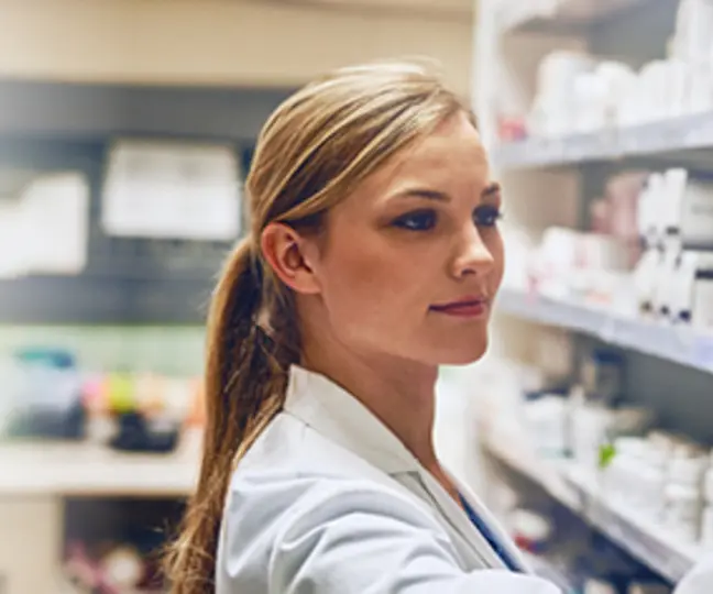 MPA steht in der Praxisapotheke und sucht Medikamente