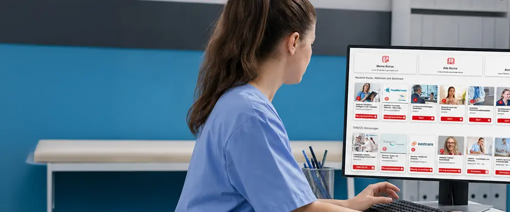 MPA macht eine Schulung am Computer