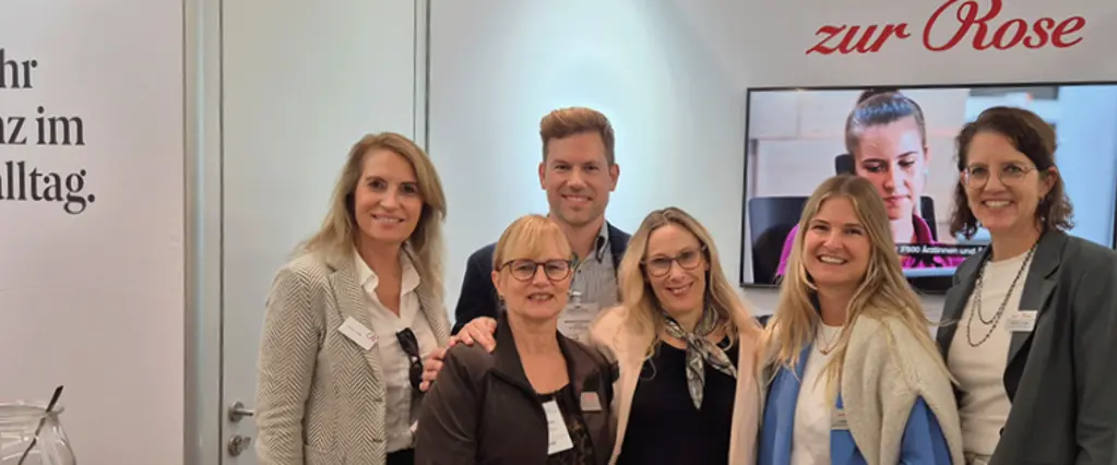 Zur Rose-Team vor Messestand