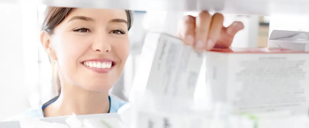 MPA sortiert Medikamente in der Praxisapotheke