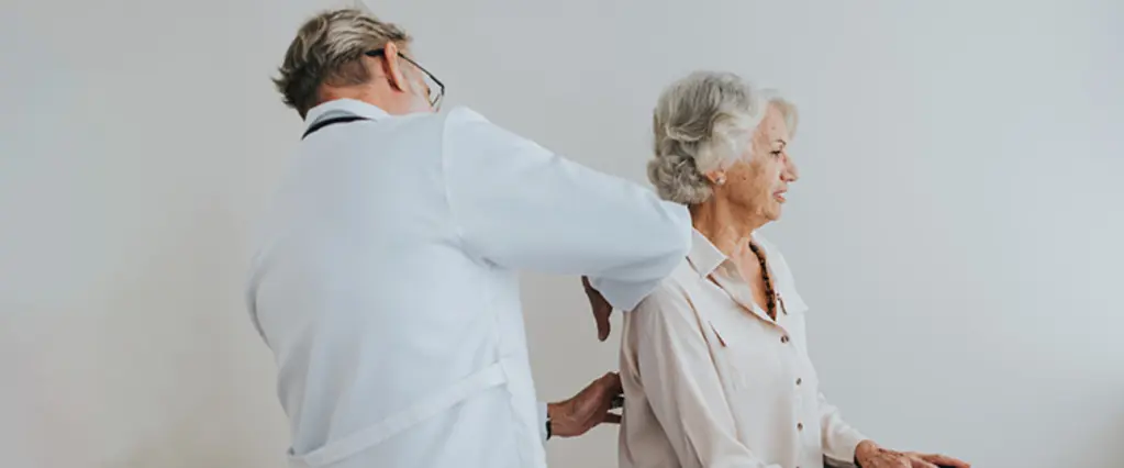 Arzt tastet Patientin ab