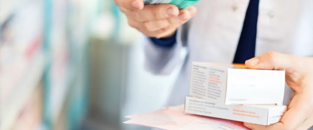 Médecin avec plusieurs médicaments dans les mains