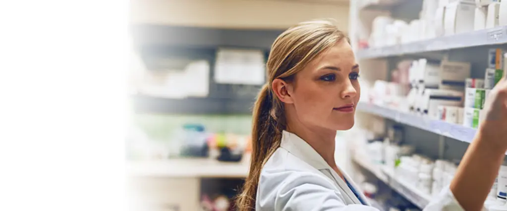 MPA steht in der Praxisapotheke und sucht Medikamente