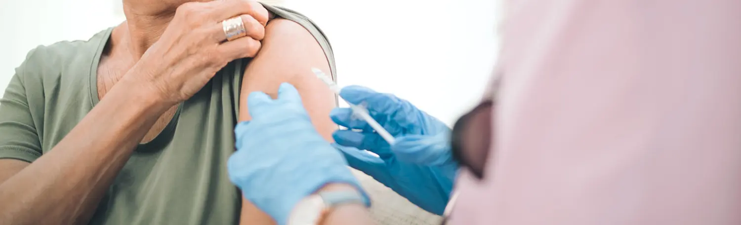 Un médecin vaccine une patiente