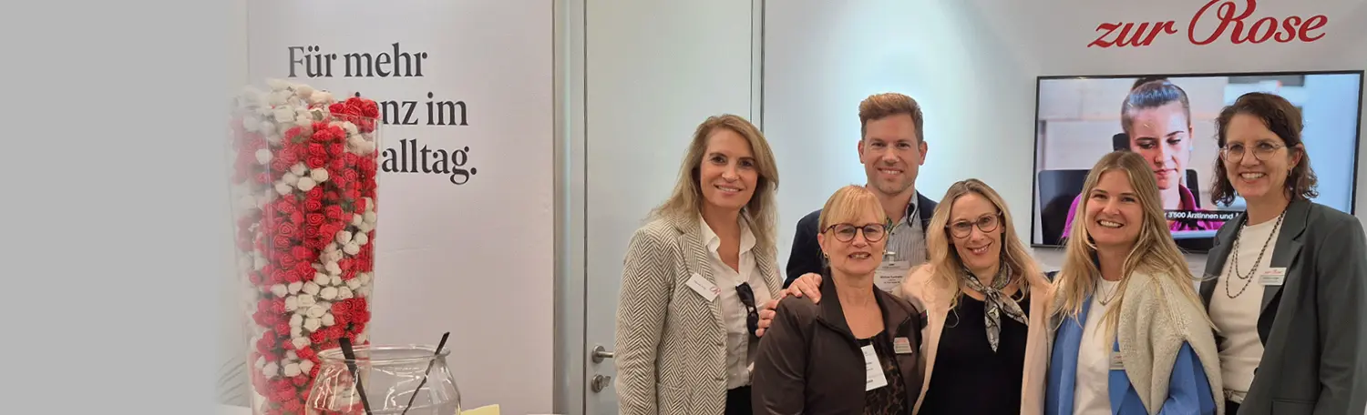 Zur Rose-Team vor Messestand