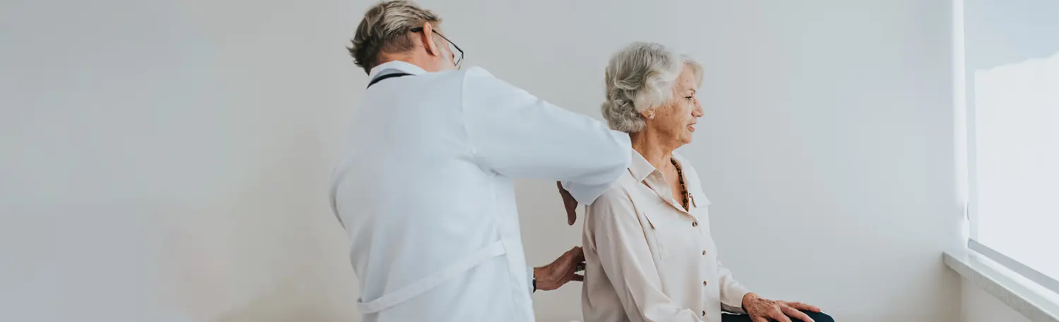 Arzt tastet Patientin ab