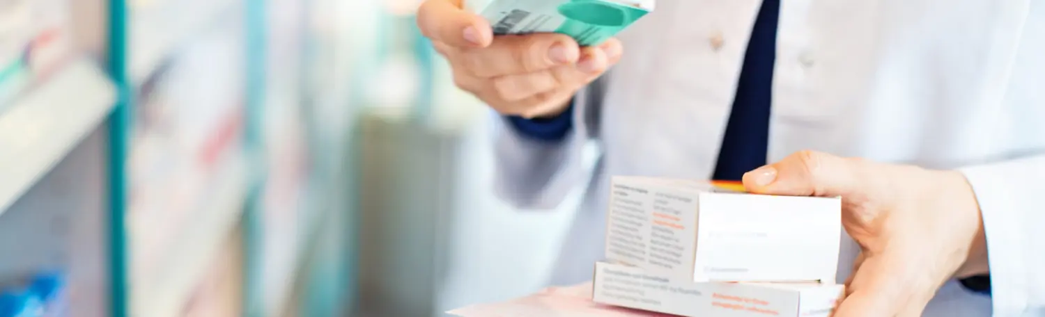Médecin avec plusieurs médicaments dans les mains
