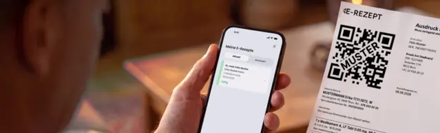 Mann scannt E-Rezept Schweiz mit Zur Rose App