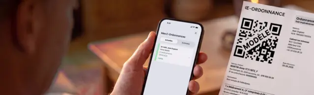 Un homme scanne une ordonnance électronique suisse avec l'application Zur Rose