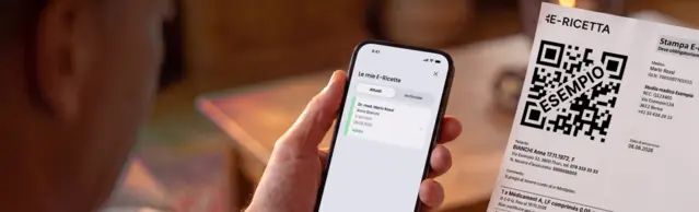 Un uomo scansiona una ricetta elettronica svizzera con l'app Zur Rose
