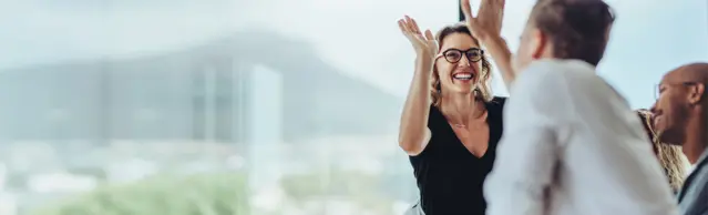 Mann und Frau klatschen sich ab