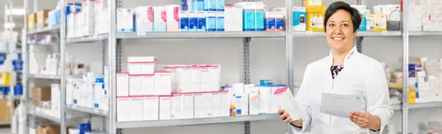 Apothekerin Zur Rose mit Rezept und Medikament