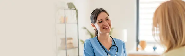 Pflegefachperson betreut Patientin zu Hause