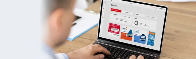 Arzt arbeitet am Laptop auf dem das Zur Rose Studio angezeigt wird.