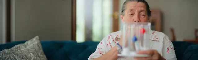 Frau mit Spirometer