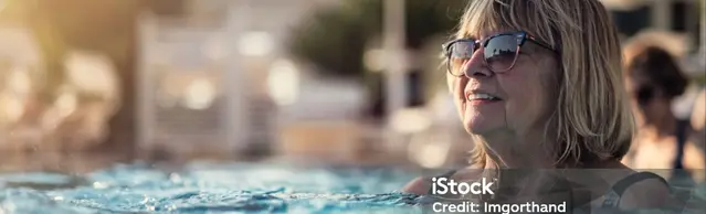 Ältere Frau im Pool