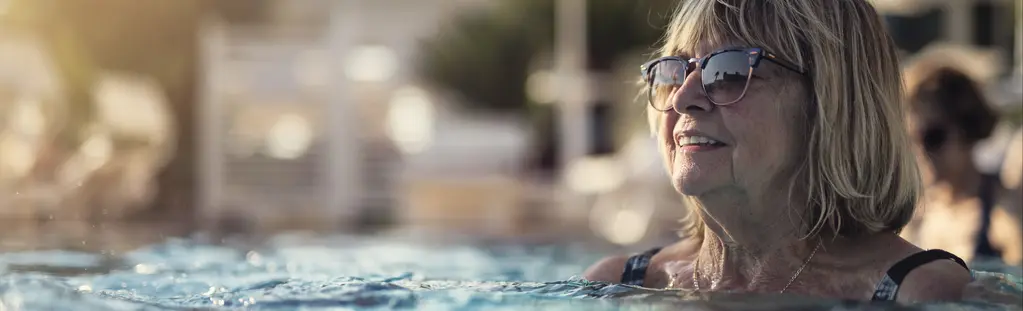 Ältere Frau im Pool