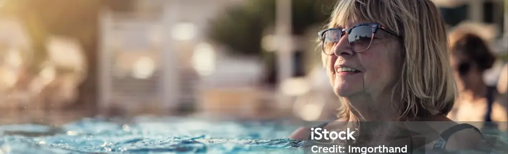 Ältere Frau im Pool