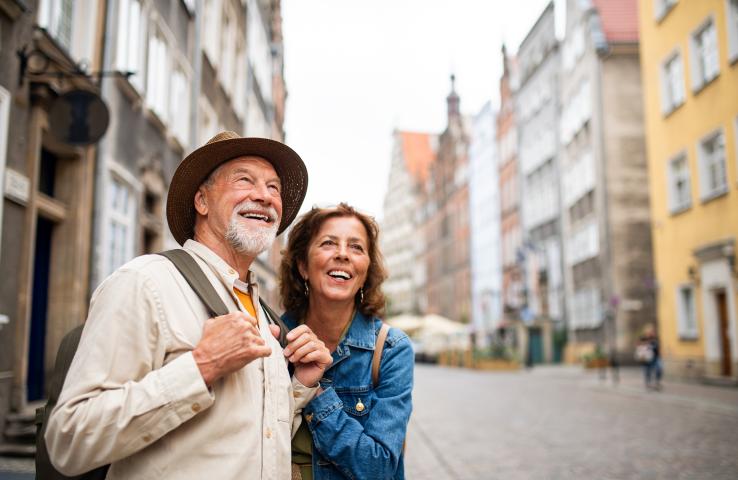 Älteres Paar auf einem Städteausflug