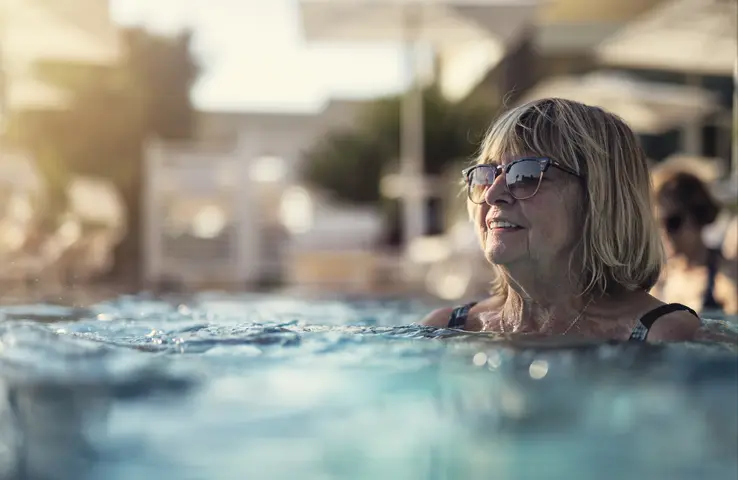 Ältere Frau im Pool