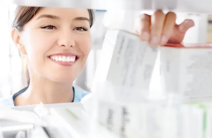MPA sortiert Medikamente in der Praxisapotheke