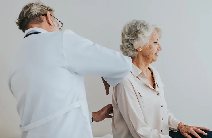 Un médecin palpe une patiente