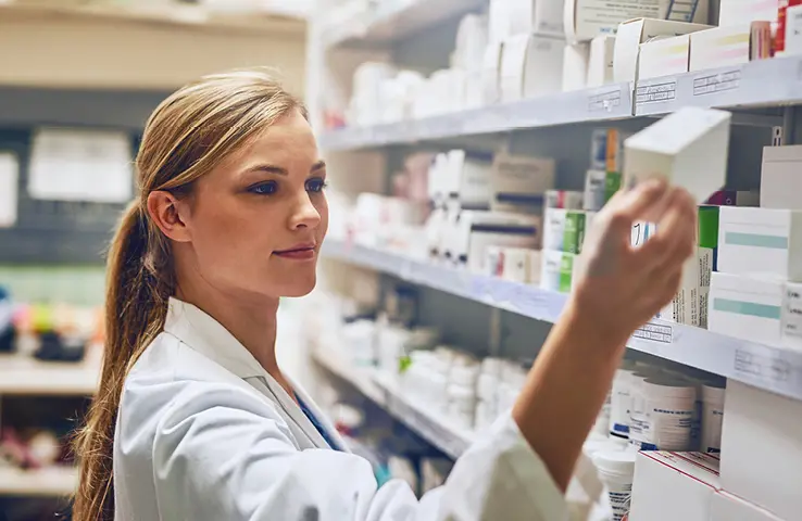 MPA steht in der Praxisapotheke und sucht Medikamente