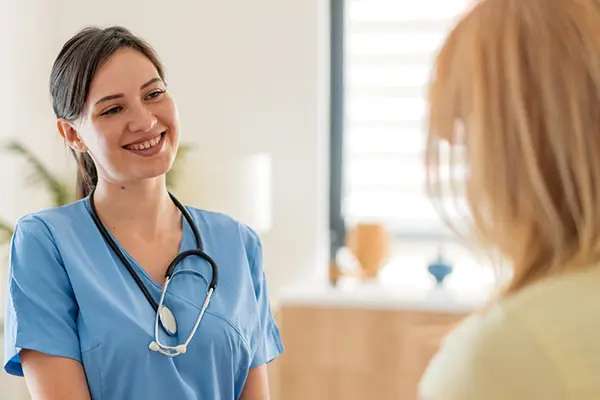 Pflegefachperson betreut Patientin zu Hause