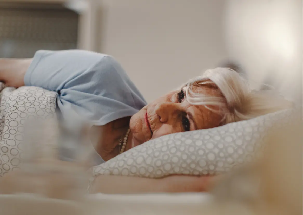 Frau im Bett wach