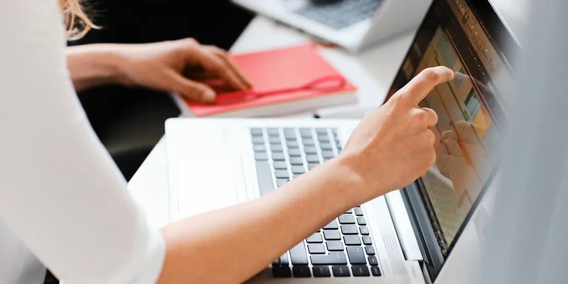 Frau am Laptop sucht einen freien Termin im Kalender