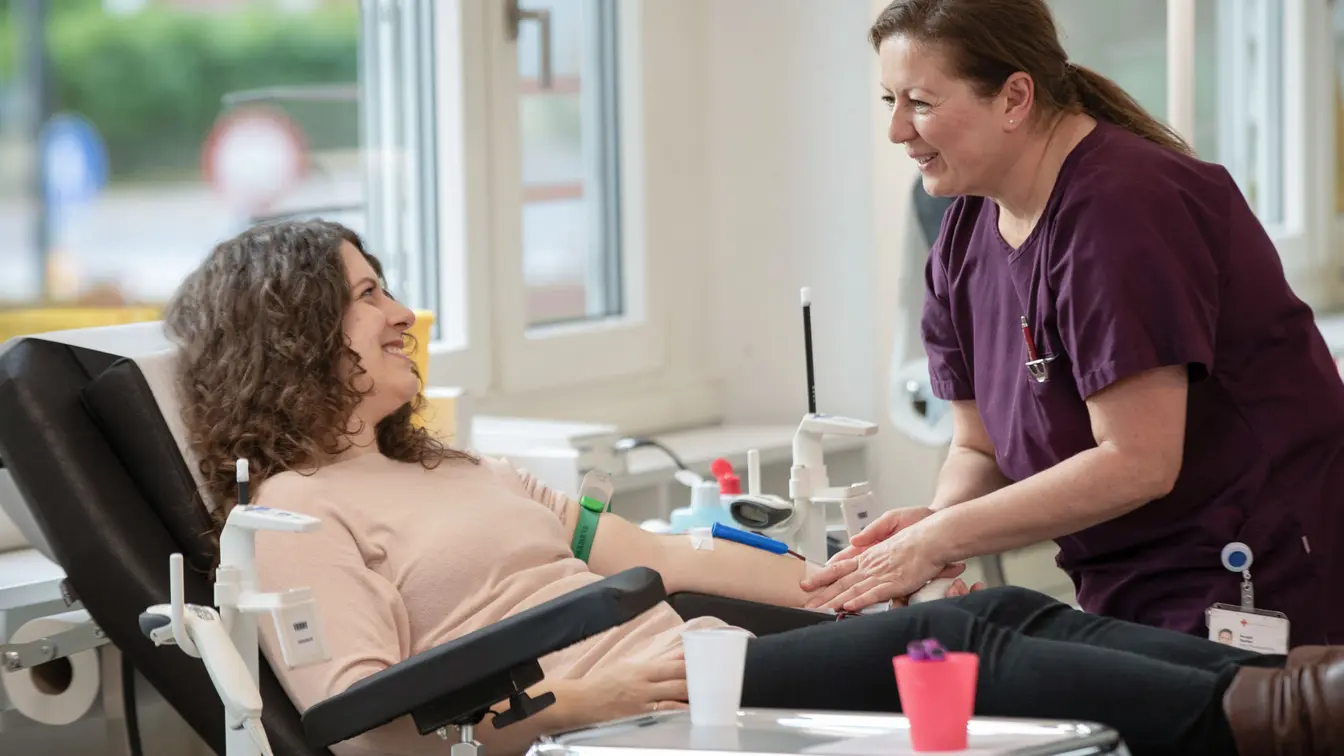Frau beim Blutspenden