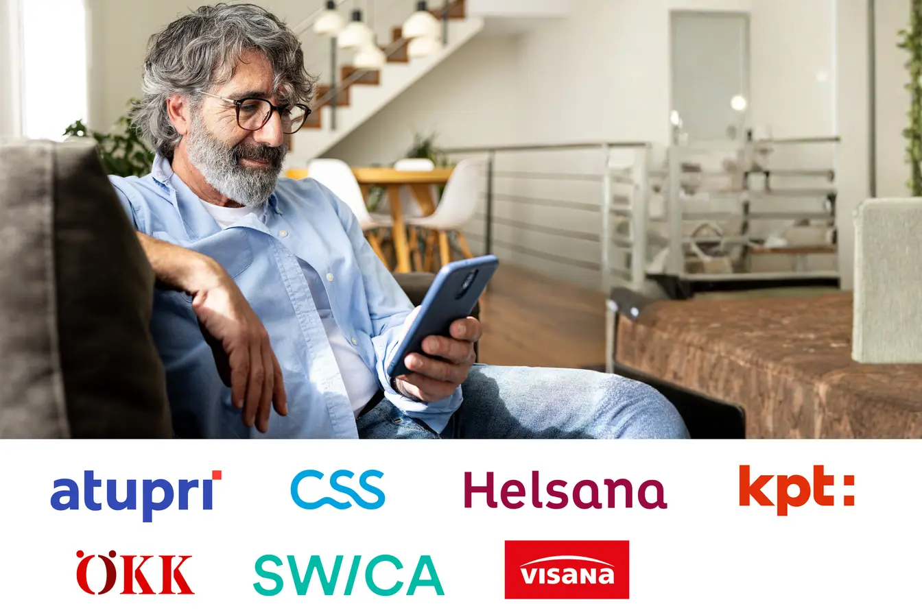 Mann auf Sofa mit Laptop plus Versicherungslogos