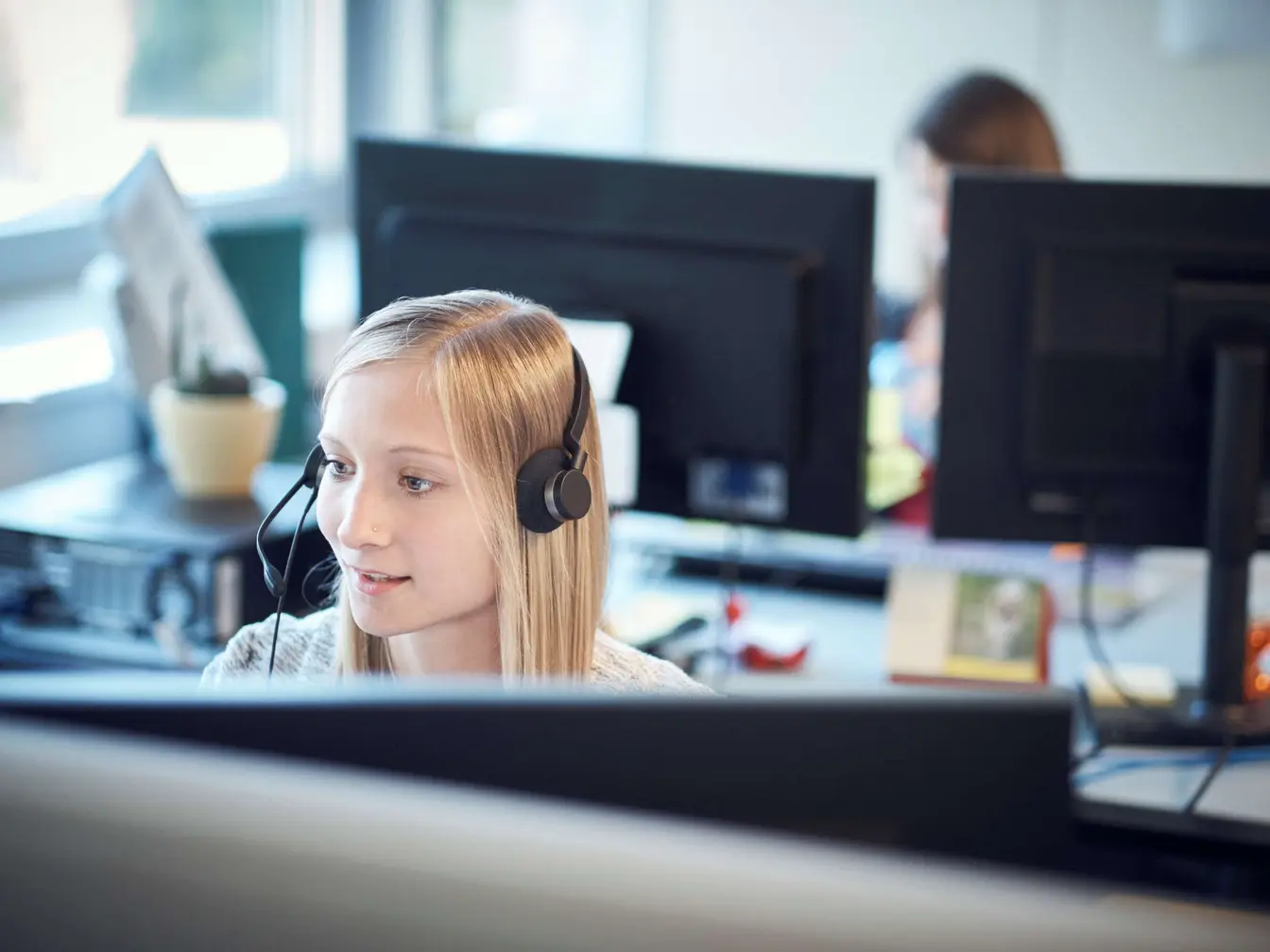 Service Care: Dipendente con cuffie