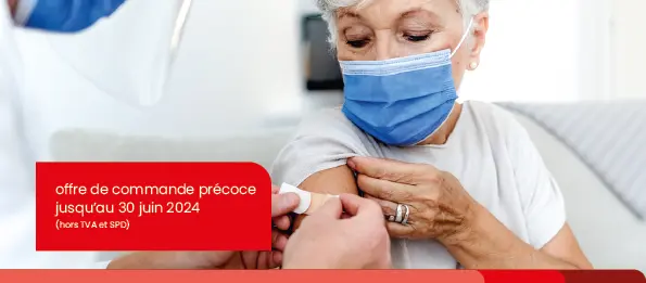 Une femme se fait poser un pansement par un médecin après avoir été vaccinée