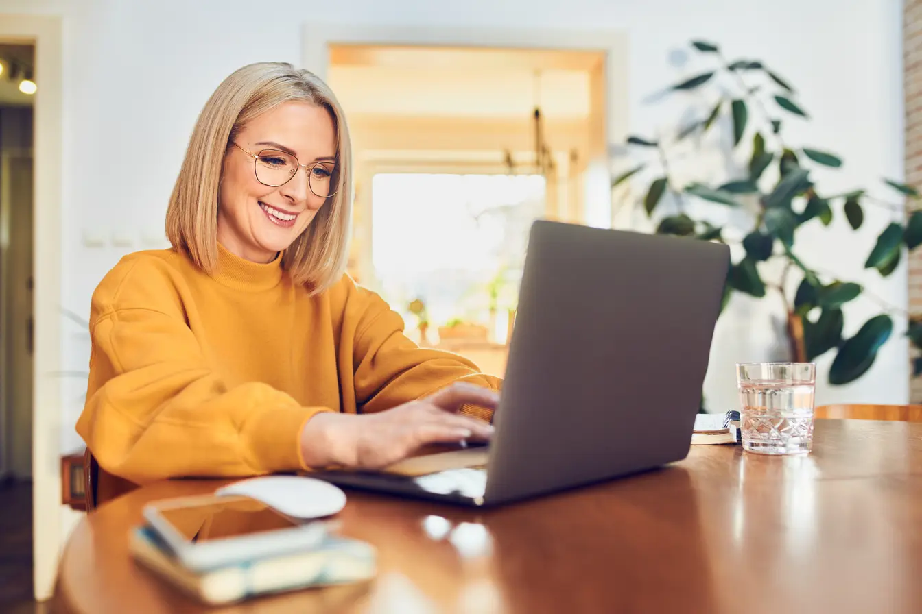 Frau am Laptop