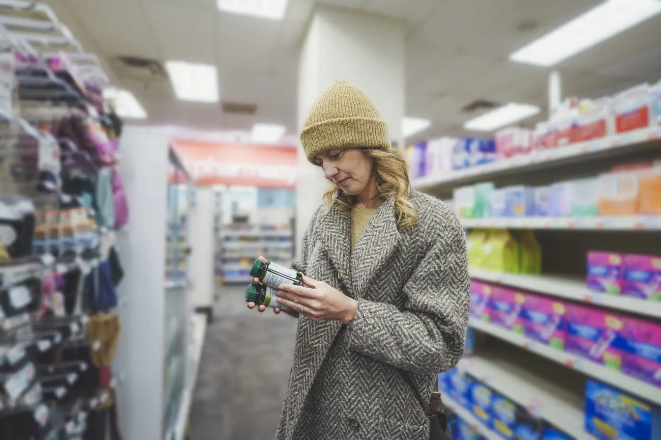 Frau mit Mütze in Apotheke