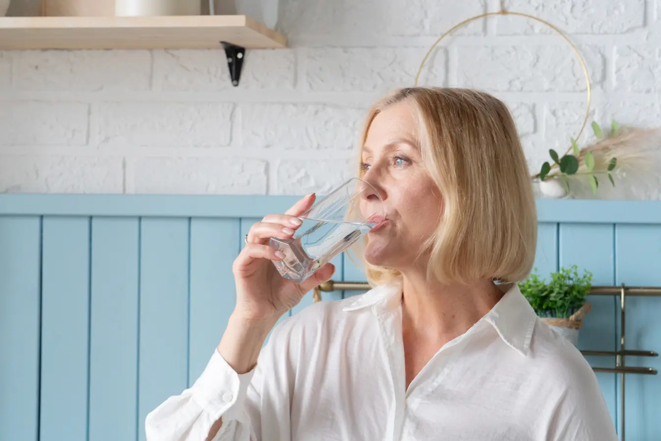 Frau trinkt Glas Wasser