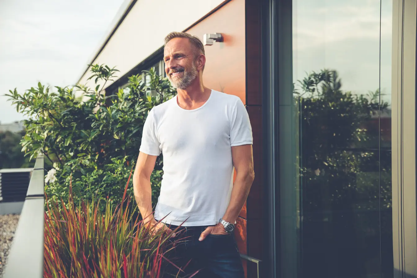 Mann auf Terrasse