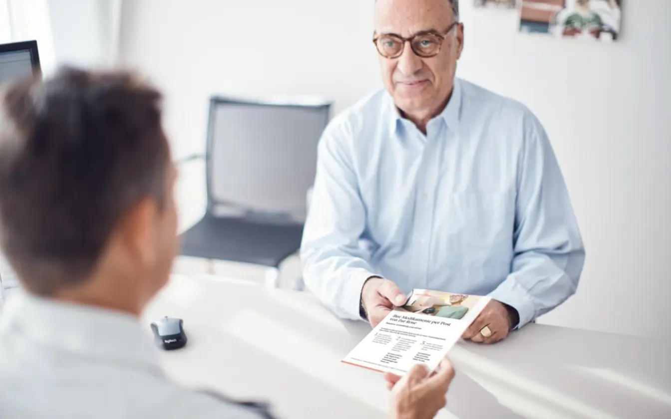 Le médecin remet une brochure au patient