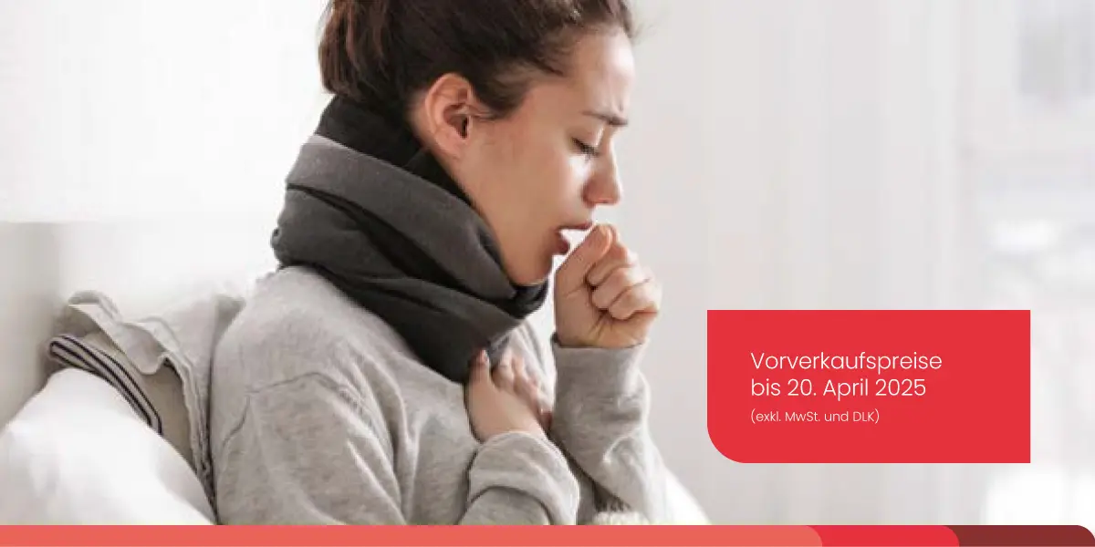 Patientin mit Schal um den Hals hustet und hält sich die Hand vor den Mund.