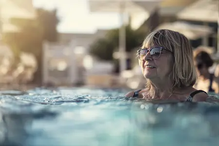 Ältere Frau im Pool