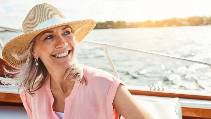 Frau mit Hut auf Boot