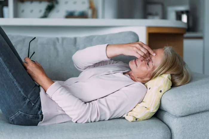 Frau auf Couch